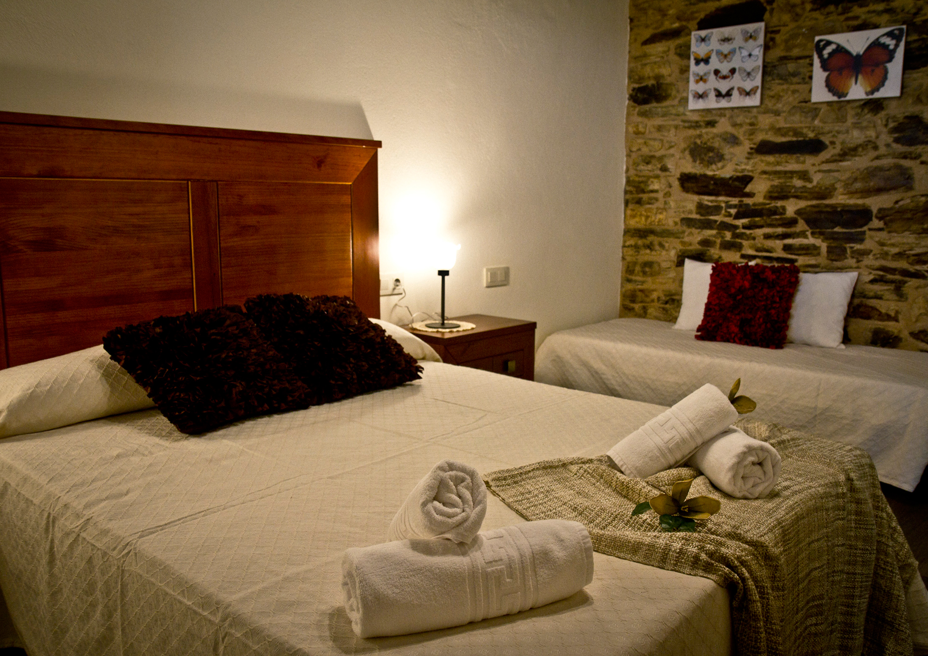 Habitación doble con cama de matrimonio del Apartamento Álvaro Cunqueiro