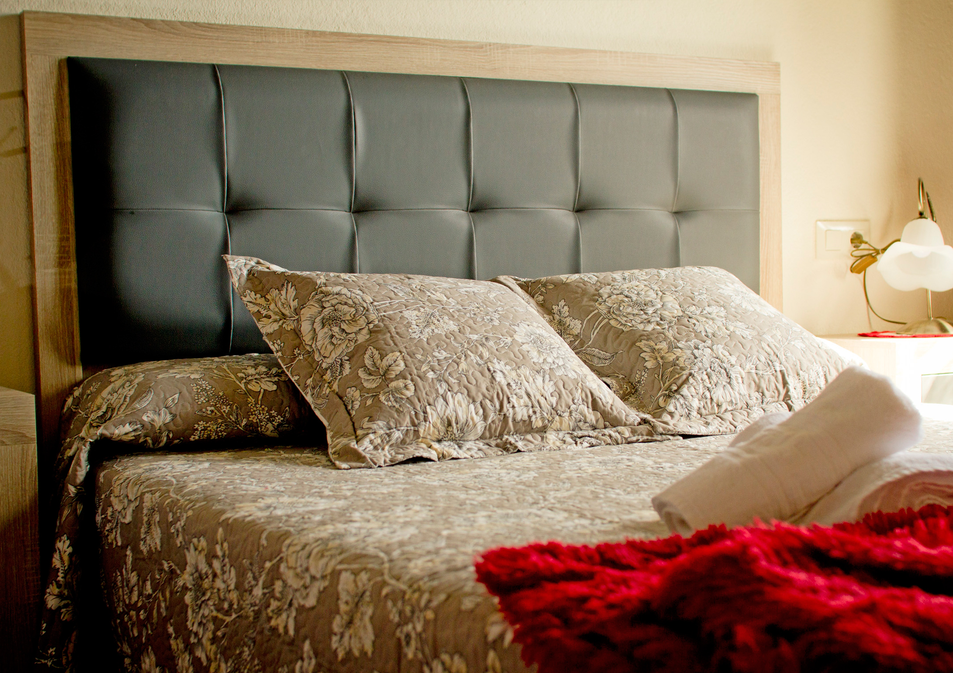 Habitación doble con cama de matrimonio del Apartamento Concepción Arenal