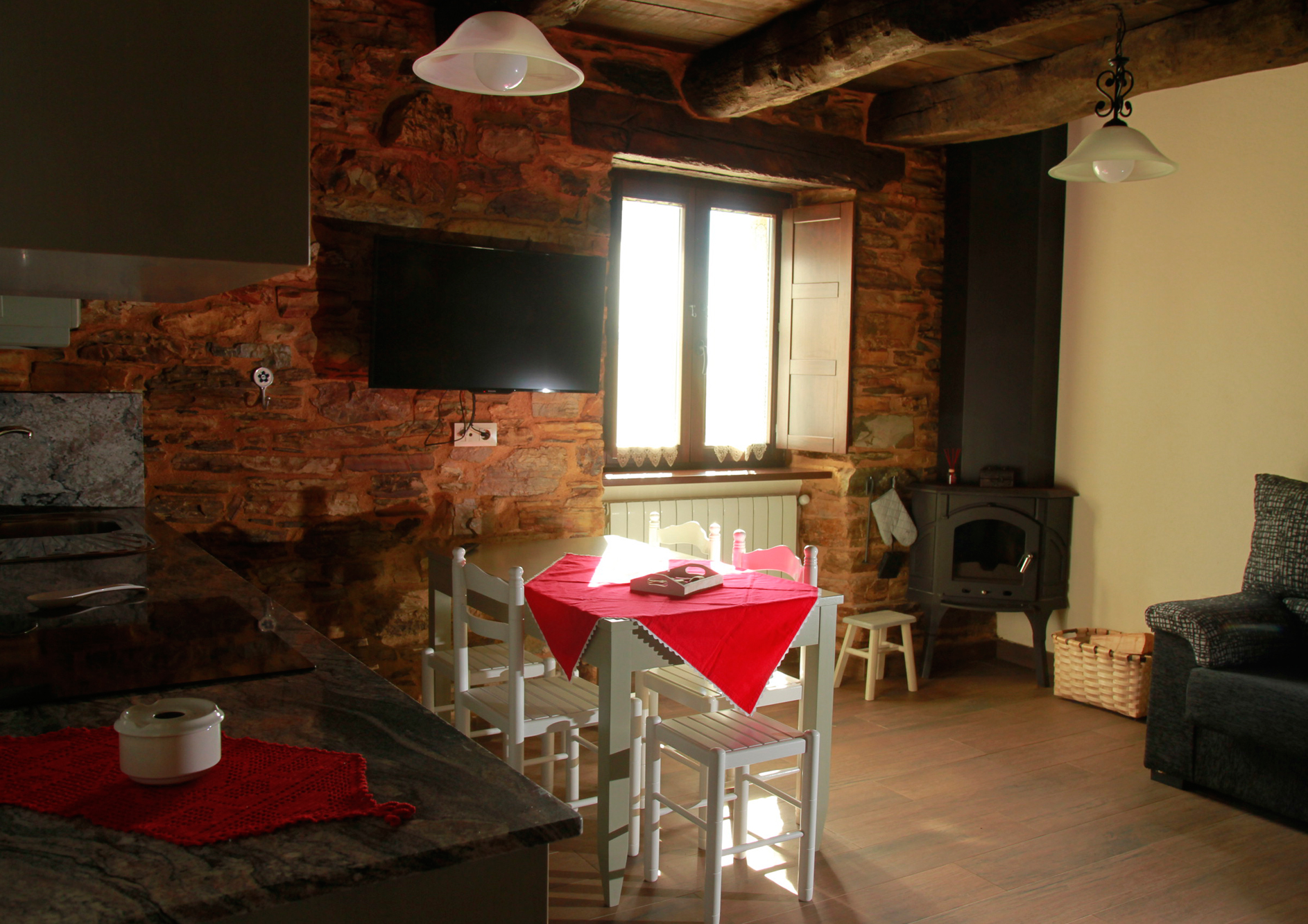 Salón cocina con chimenea del Apartamento Concepción Arenal