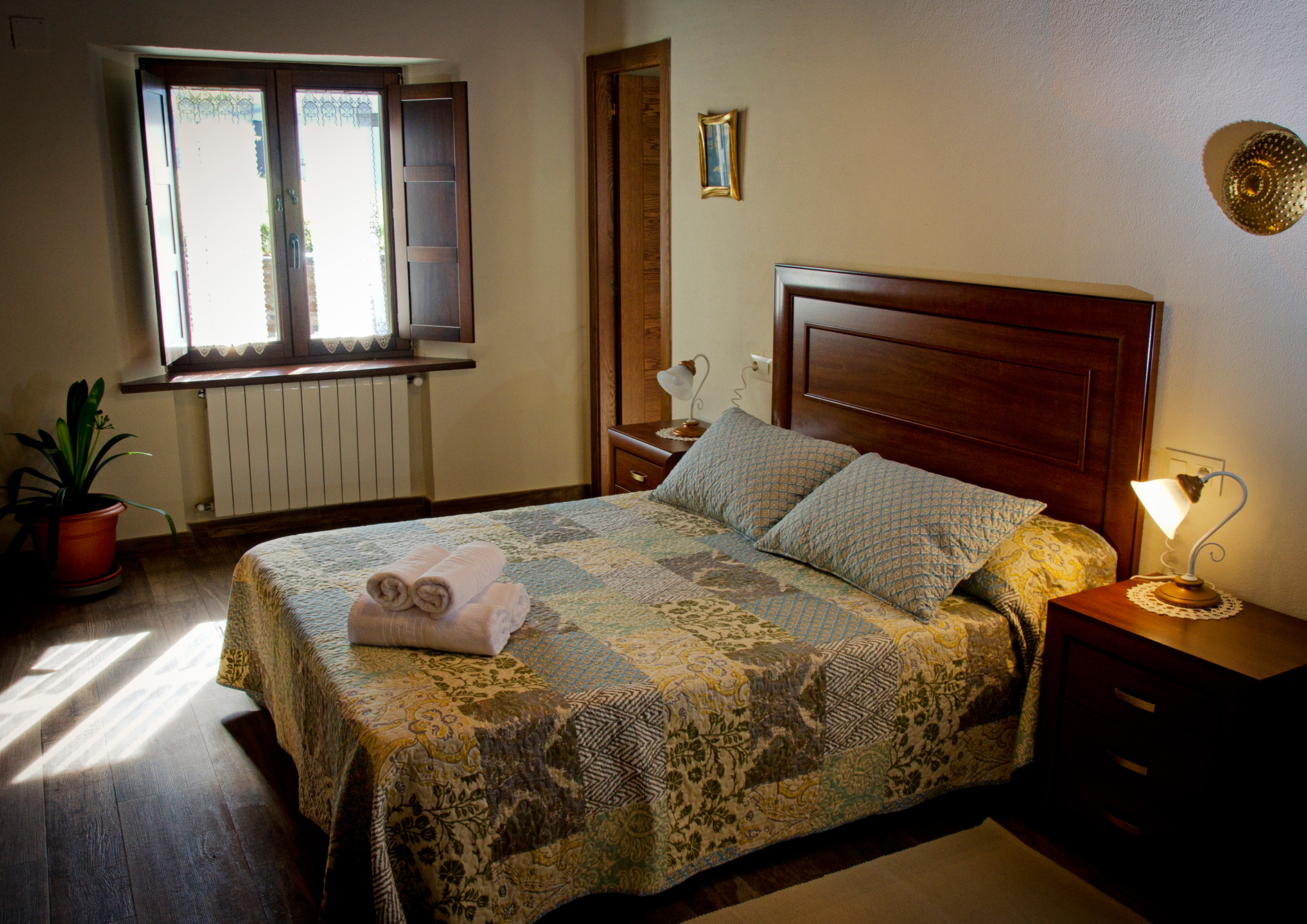 Habitación doble con cama de matrimonio en Apartamento Castelao