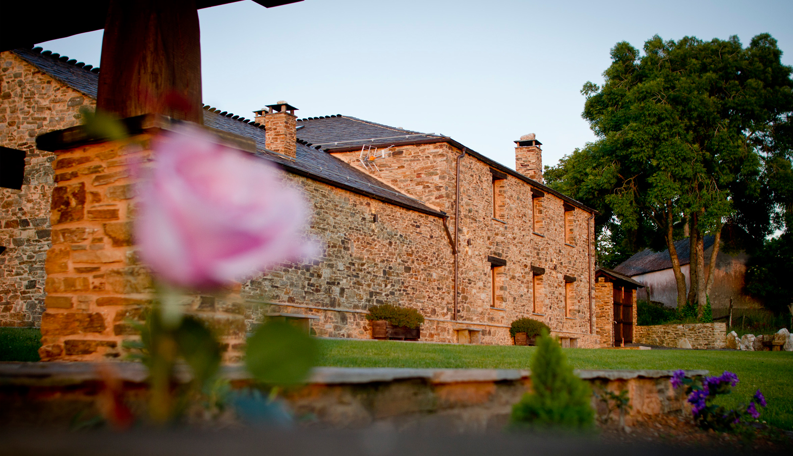 Vista exterior desde el horreo de Casa da Lembranza