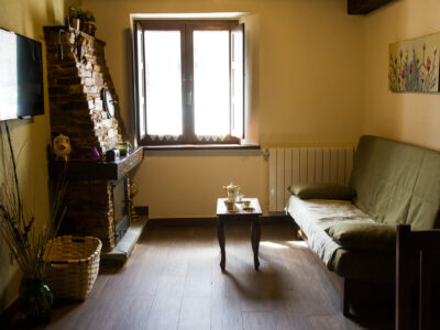 Salón con chimenea del Apartamento Curros Enríquez