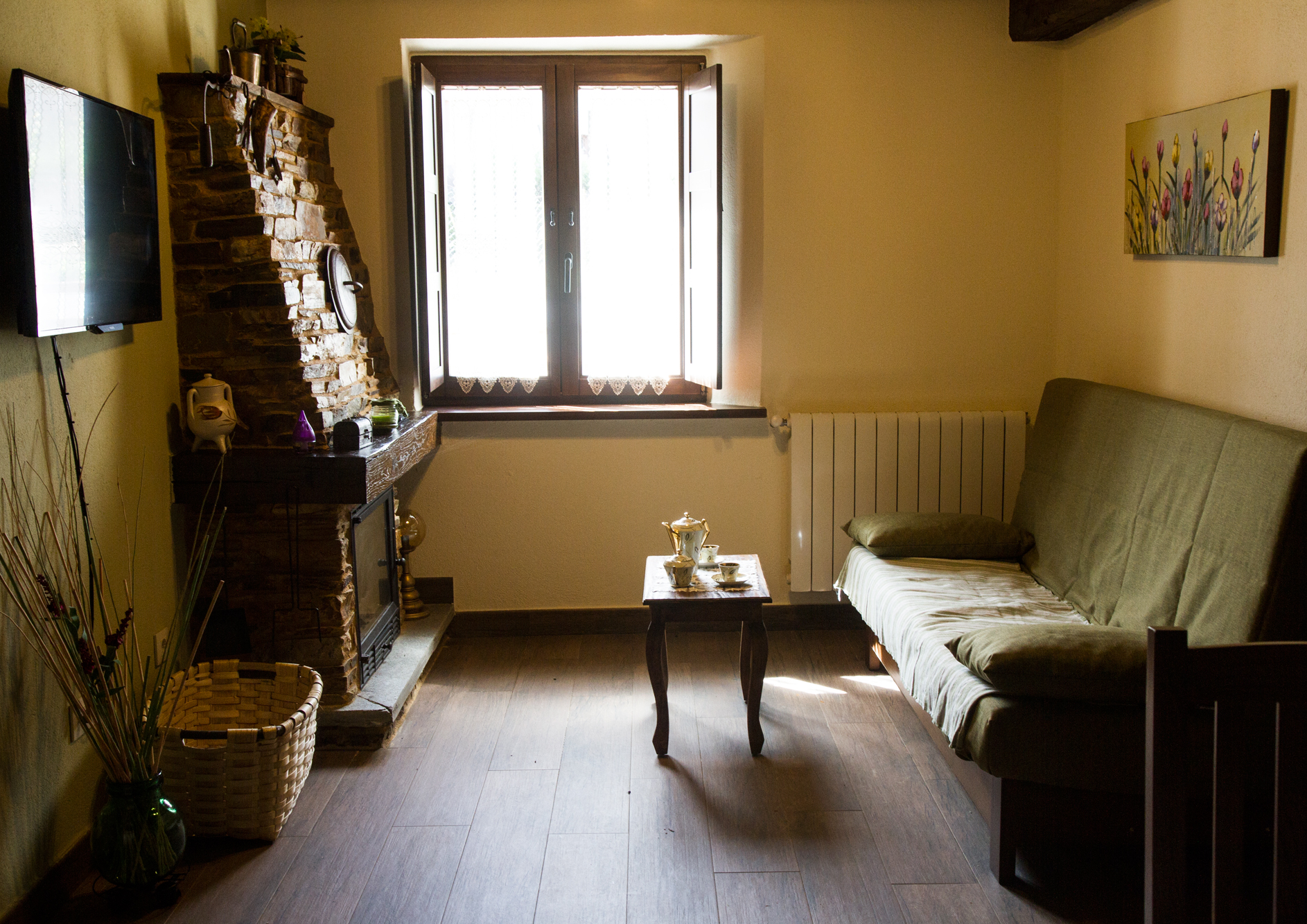 Salón con chimenea del Apartamento Curros Enríquez