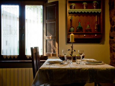 Salon comedor con chimenea del Apartamento Daniel Alfonso Castelao